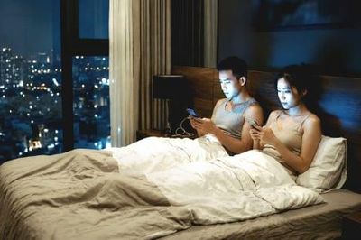 8 thói quen xấu hằng ngày âm thầm 'bóp ngạt' ham muốn vợ chồng