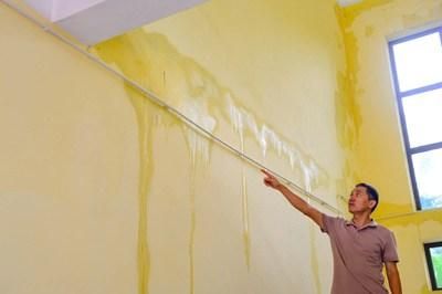 Trường tiểu học ở miền núi Thanh Hoá vừa đưa vào sử dụng đã nứt tường, ngấm dột