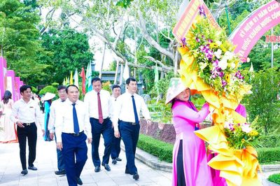 Văn phòng Đoàn ĐBQH và HĐND tỉnh Nghệ An dâng hương tưởng niệm Chủ tịch Hồ Chí Minh