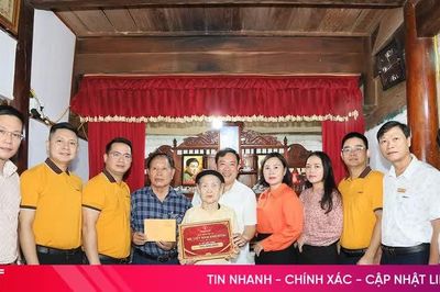 Trao sổ tiết kiệm 700 triệu đồng cho các Mẹ Việt Nam Anh hùng ở Hà Tĩnh