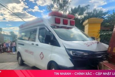 Hà Tĩnh: Xe cứu thương va chạm xe máy, 1 phụ nữ bị thương nặng