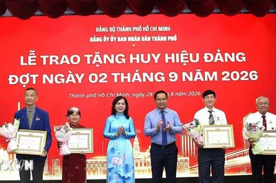 Hơn 24.000 đảng viên Thành phố Hồ Chí Minh nhận Huy hiệu Đảng dịp 2/9