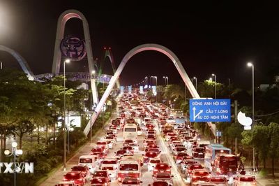 Cửa ngõ phía Bắc Thủ đô tắc cứng trong tối muộn