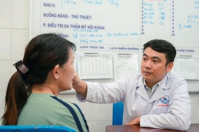 Người phụ nữ bị lật hai mi dưới sau làm đẹp