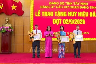 Dấu son cống hiến qua những Huy hiệu Đảng