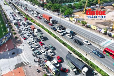 Người dân rời Hà Nội nghỉ lễ 2/9, mật độ giao thông tăng nhanh ở các tuyến đường cửa ngõ