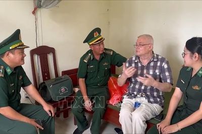 Kịp thời cấp cứu du khách nước ngoài có dấu hiệu đột quỵ tại Cửa khẩu quốc tế Lao Bảo