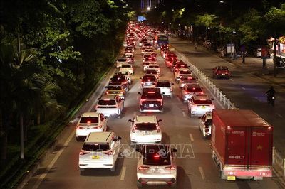 Vành đai, cửa ngõ Hà Nội vẫn ùn tắc trong đêm trước kỳ nghỉ lễ