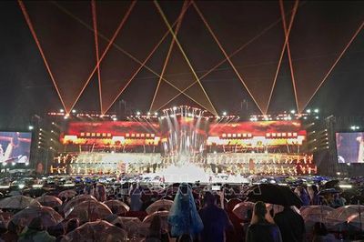 Đông đảo nhân dân, du khách đội mưa thưởng thức concert 'Quảng Ninh - Thành phố rạng rỡ tương lai'