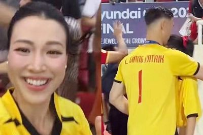 Thủ môn của tuyển Việt Nam công khai tình cảm với MC Hoàng Oanh