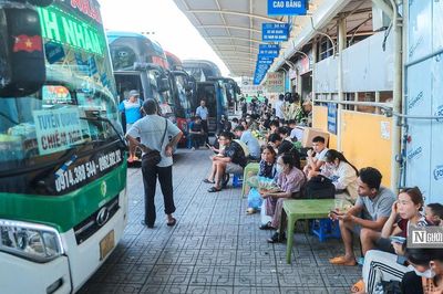 Hà Nội: Người dân đổ ra bến xe rời Thủ đô về quê nghỉ lễ
