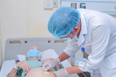 Cụ ông 93 tuổi có tuyến tiền liệt lớn gấp 5 lần bình thường, bác sĩ phải “mổ kép”