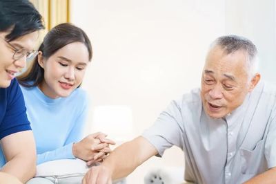 Nhiều người chọn giải pháp tiết kiệm để dự phòng cho tuổi già