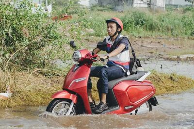 Xe máy điện đi mưa, những bộ phận nào dễ hỏng?