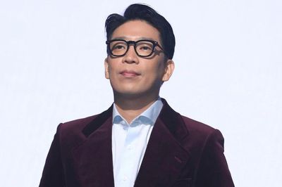 MC Mong xuất hiện với 'một căn hộ' quấn quanh cổ tay