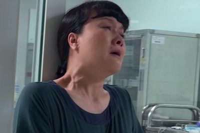 Nghệ sĩ Vân Dung khóc ngất, hé lộ lý do bất ngờ