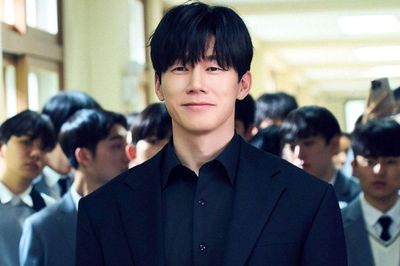 Kim Moo Yul trở lại Netflix sau Teach You A Lesson