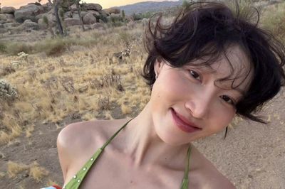 Hwasa (MAMAMOO) khoe vóc dáng mảnh mai
