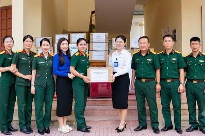 Phụ nữ Bộ CHQS tỉnh Hà Tĩnh tiếp nhận vật chất hỗ trợ Đội quy tập làm công tác dân vận tại Lào