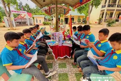 Bảo đảm sách giáo khoa cho học sinh 6 trường nội trú vùng biên giới