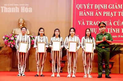 Hội LHPN tỉnh tặng quà nữ phạm nhân Trại giam Thanh Phong