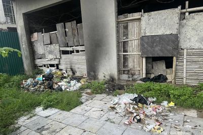 Trật tự, mỹ quan đô thị - Những “cái gai trong mắt”: Đổ rác thải bừa bãi - bài toán khó trong xây dựng đô thị văn minh