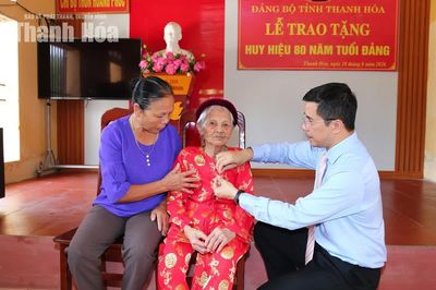 Phó Bí thư Thường trực Tỉnh ủy Nguyễn Hồng Phong trao Huy hiệu 80 năm tuổi Đảng cho các đảng viên lão thành