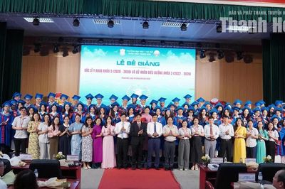 101 sinh viên ngành bác sĩ y khoa và 59 sinh viên ngành cử nhân điều dưỡng được trao bằng tốt nghiệp
