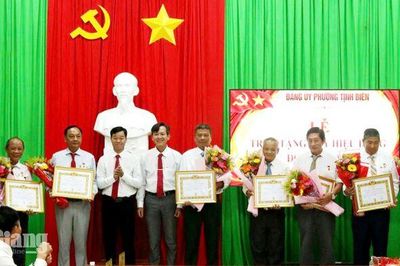 Tịnh Biên trao Huy hiệu Đảng cho 53 đảng viên