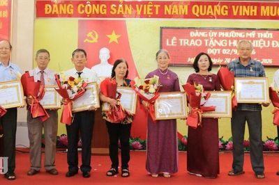 Mỹ Thới trao Huy hiệu Đảng cho 79 đảng viên, kiện toàn 5 chi bộ trường học