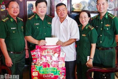 Bộ đội Biên phòng An Giang tặng 5 phần quà cho gia đình chính sách ở Rạch Giá