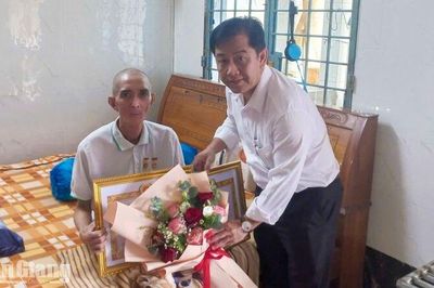 Mỹ Thuận trao Huy hiệu Đảng tại nhà cho 2 đảng viên