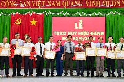 Chi Lăng trao Huy hiệu Đảng cho 53 đảng viên
