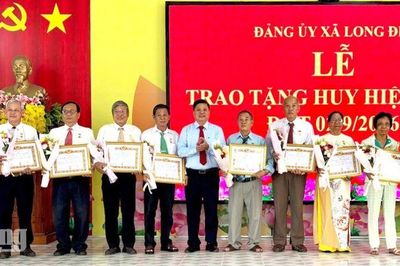 58 đảng viên xã Long Điền nhận Huy hiệu Đảng