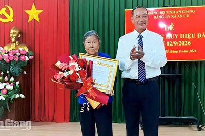 An Cư trao Huy hiệu Đảng cho 25 đảng viên