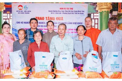 Long Thạnh trao 300 suất quà cho hộ khó khăn