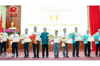 Châu Thành trao Huy hiệu Đảng cho 56 đảng viên