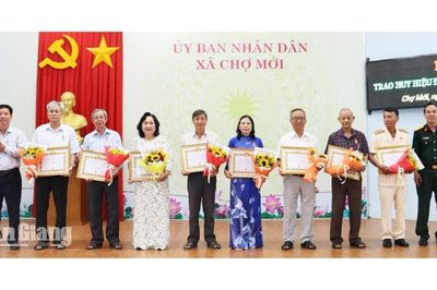 75 đảng viên xã Chợ Mới nhận Huy hiệu Đảng