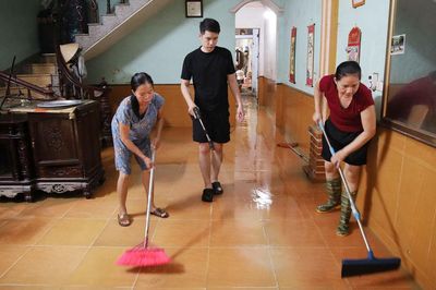 Bắc Ninh: Người dân ven sông Cầu khẩn trương dọn dẹp sau lũ