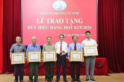Trưởng Ban Tổ chức Tỉnh ủy Vũ Minh Hiếu dự Lễ trao tặng Huy hiệu Đảng tại phường Vũ Ninh