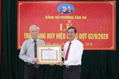 Chủ tịch HĐND tỉnh Nguyễn Việt Oanh dự Lễ trao tặng Huy hiệu Đảng đợt 2/9 tại phường Vân Hà
