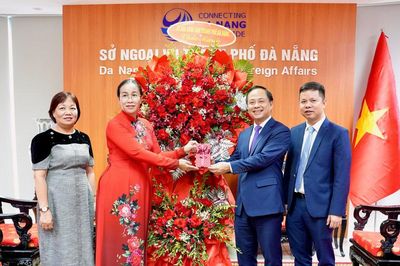 Phó Chủ tịch UBND thành phố Đà Nẵng Nguyễn Thị Anh Thi thăm, chúc mừng Sở Ngoại vụ