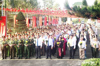 Dâng hương viếng các anh hùng liệt sĩ nhân kỷ niệm 81 năm Cách mạng tháng Tám thành công và Quốc khánh