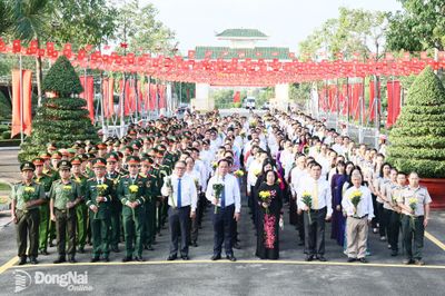 Dâng hương viếng các anh hùng liệt sĩ nhân kỷ niệm 81 năm Cách mạng tháng Tám thành công và Quốc khánh