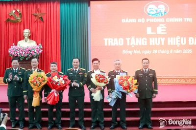 Đảng bộ Quân sự thành phố trao huy hiệu Đảng dịp kỷ niệm 81 năm Cách mạng tháng Tám thành công và Quốc khánh 2-9