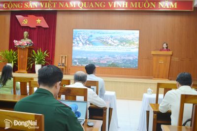 Hội nghị báo cáo viên Thành ủy tháng 8