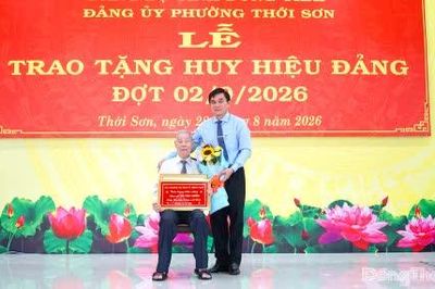 Đồng chí Nguyễn Văn Mười trao Huy hiệu Đảng tại phường Thới Sơn