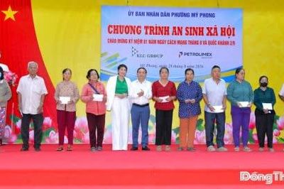 Đồng chí Phan Văn Thắng dự Chương trình trao tặng quà an sinh xã hội tại phường Mỹ Phong