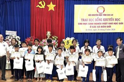 Hội Khuyến học tỉnh Gia Lai trao 140 suất học bổng cho học sinh vượt khó tại 7 xã biên giới