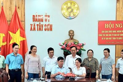 Xã Tây Sơn bàn giao công tác dân vận về Ủy ban MTTQ Việt Nam xã